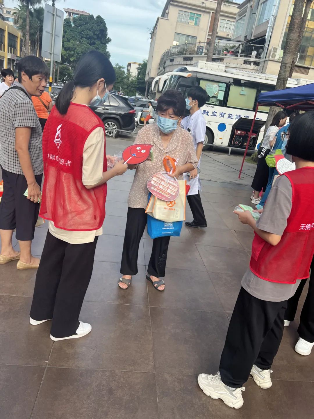 海口市卫生健康委员会、秀英区卫生健康委员会、海南省血液中心联合举办2023 年“服务百姓健康行动”暨“2+3”义诊活动