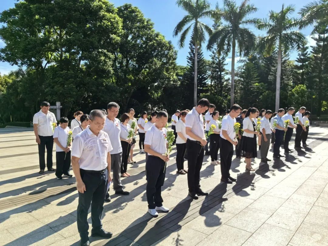 铭记历史 致敬英烈——省血液中心党委开展祭扫解放海南岛烈士陵园主题党日活动