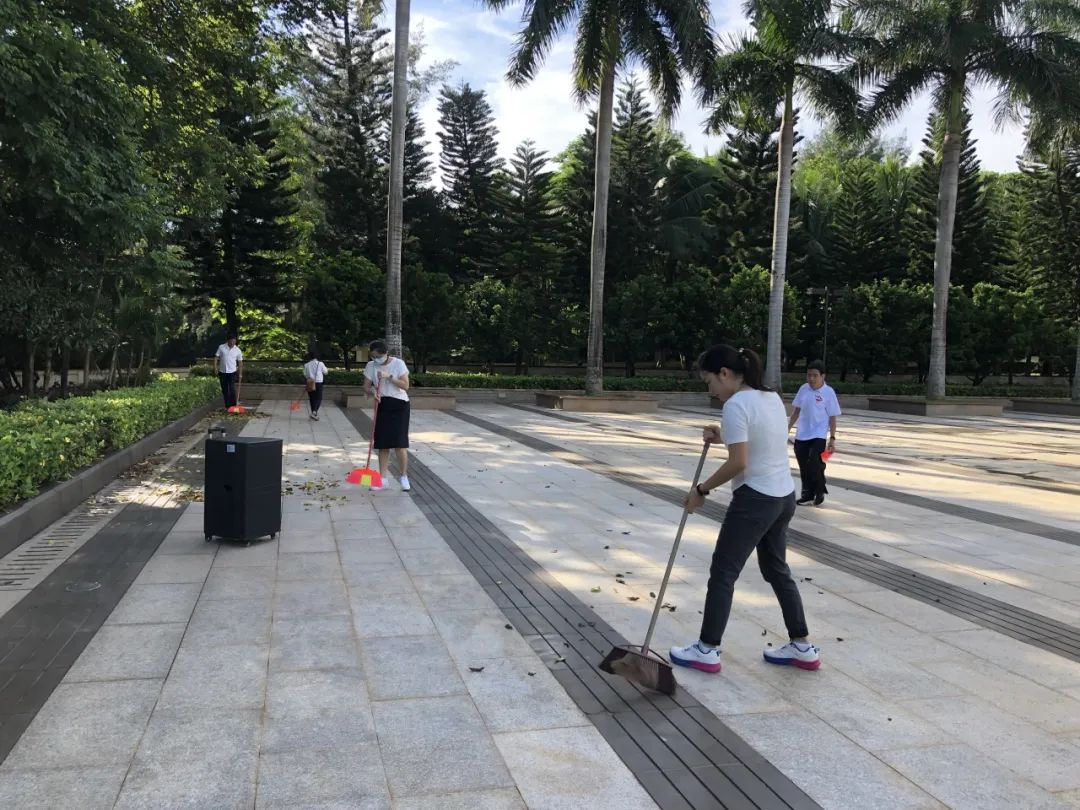 铭记历史 致敬英烈——省血液中心党委开展祭扫解放海南岛烈士陵园主题党日活动