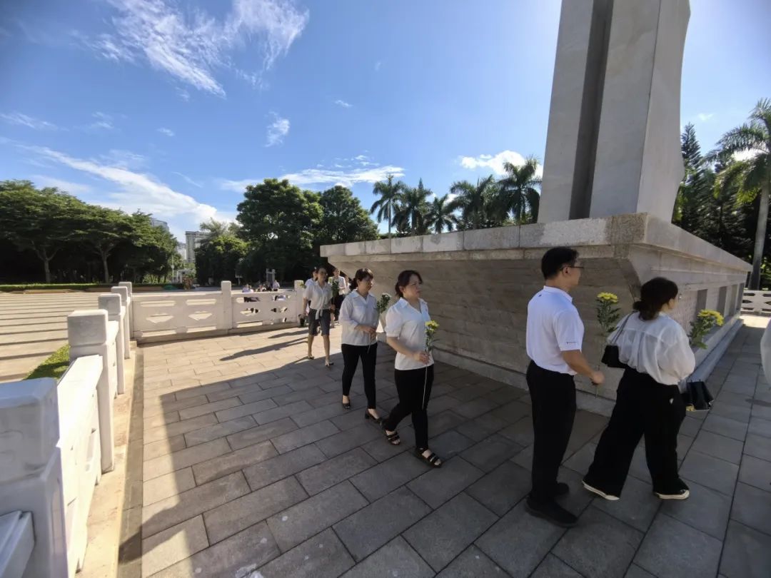 铭记历史 致敬英烈——省血液中心党委开展祭扫解放海南岛烈士陵园主题党日活动