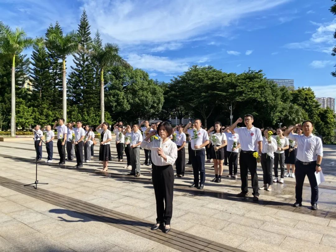 铭记历史 致敬英烈——省血液中心党委开展祭扫解放海南岛烈士陵园主题党日活动