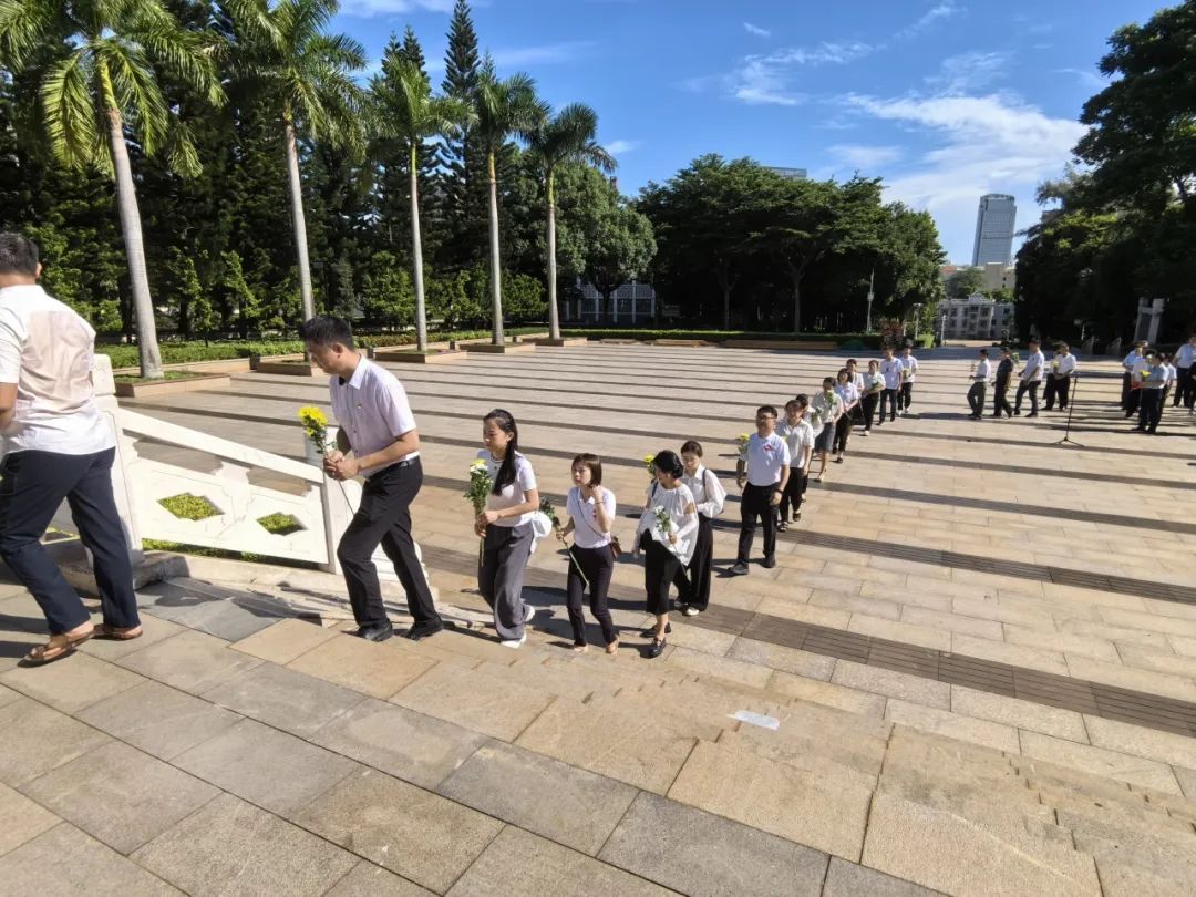 铭记历史 致敬英烈——省血液中心党委开展祭扫解放海南岛烈士陵园主题党日活动