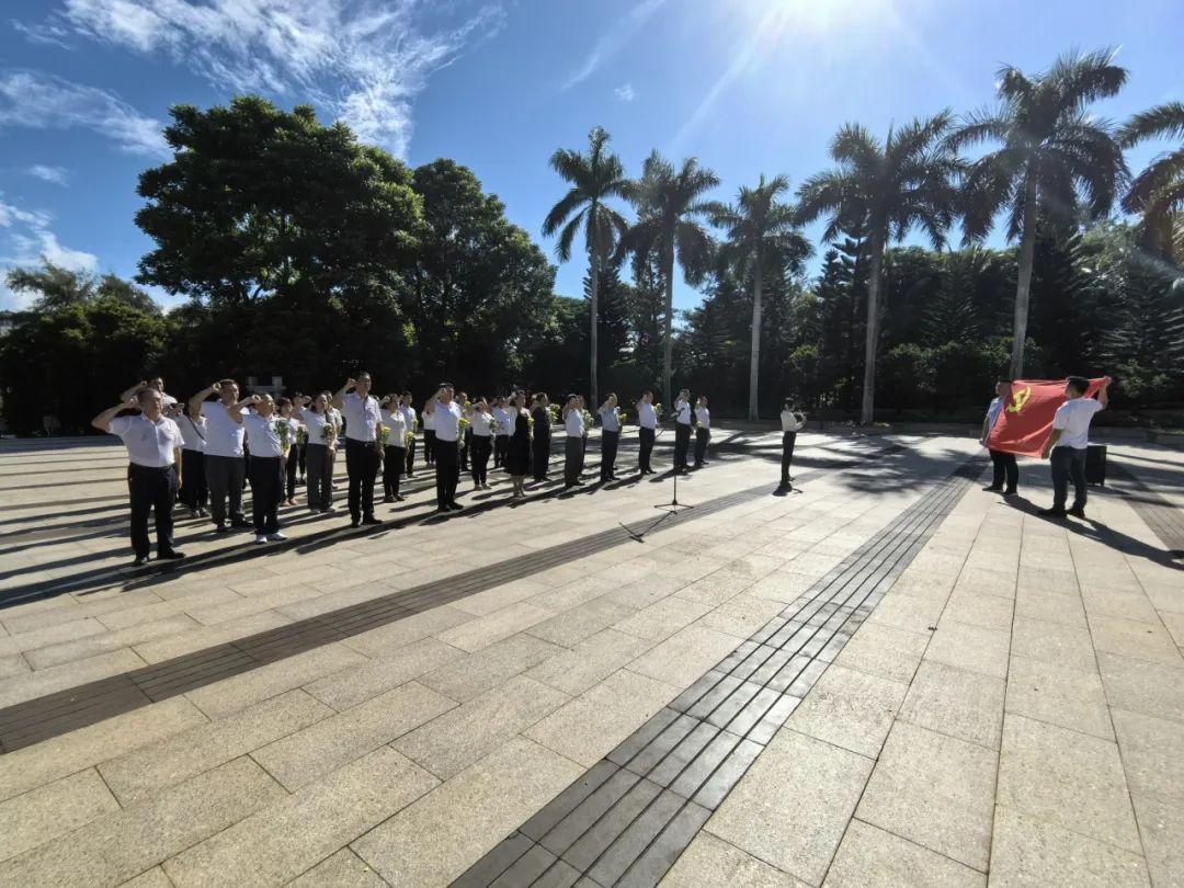 铭记历史 致敬英烈——省血液中心党委开展祭扫解放海南岛烈士陵园主题党日活动