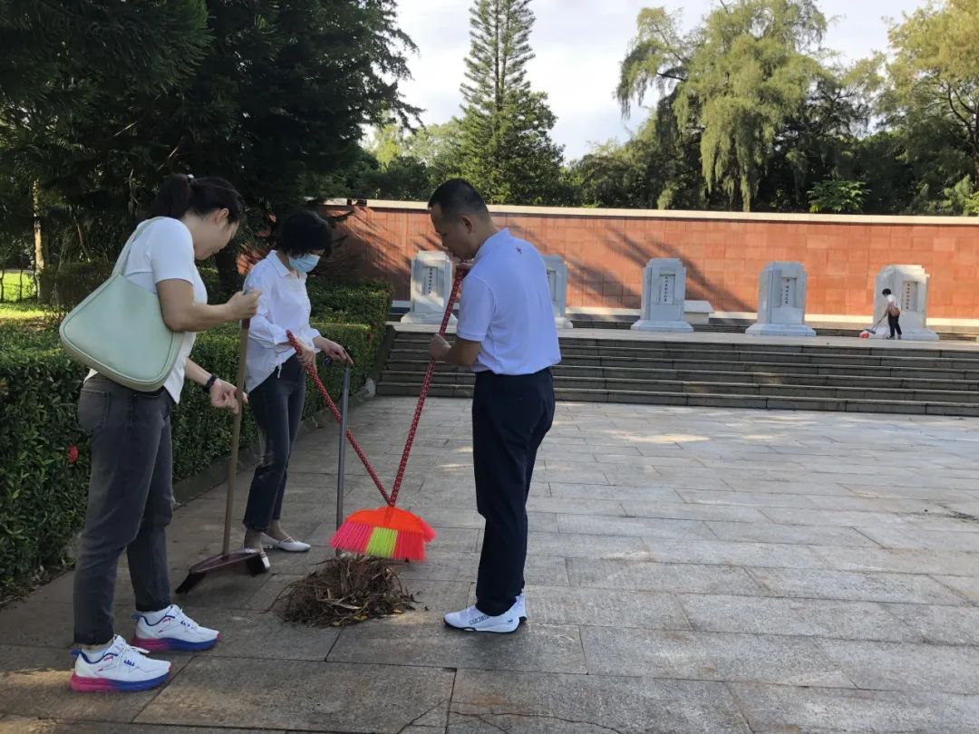 铭记历史 致敬英烈——省血液中心党委开展祭扫解放海南岛烈士陵园主题党日活动