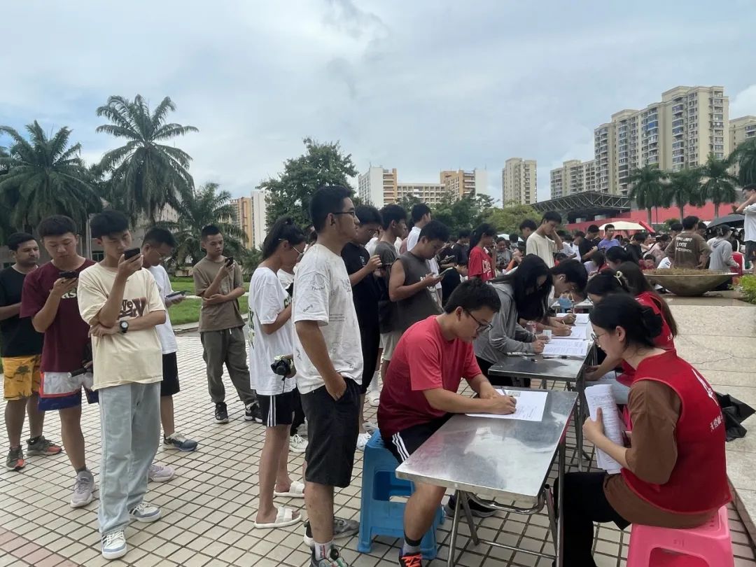 热血青年 聚爱相拥——海南医学院组织开展无偿献血活动