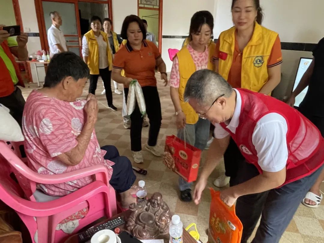 走访慰问残疾人 真情关怀暖人心——中国狮子联会海南代表处、海南省血液中心共同开展关爱残疾人走访慰问活动