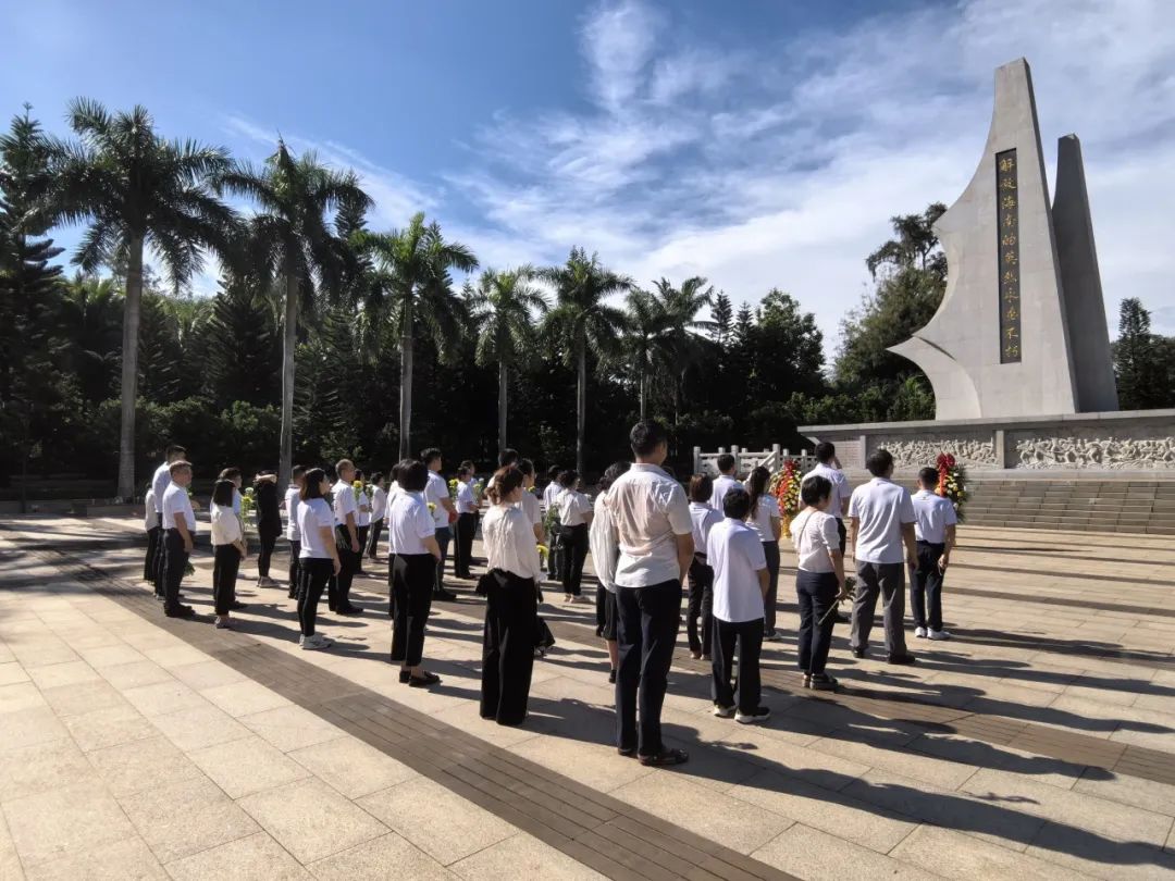 铭记历史 致敬英烈——省血液中心党委开展祭扫解放海南岛烈士陵园主题党日活动