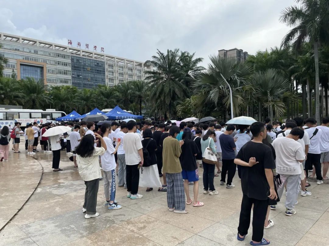 热血青年 聚爱相拥——海南医学院组织开展无偿献血活动