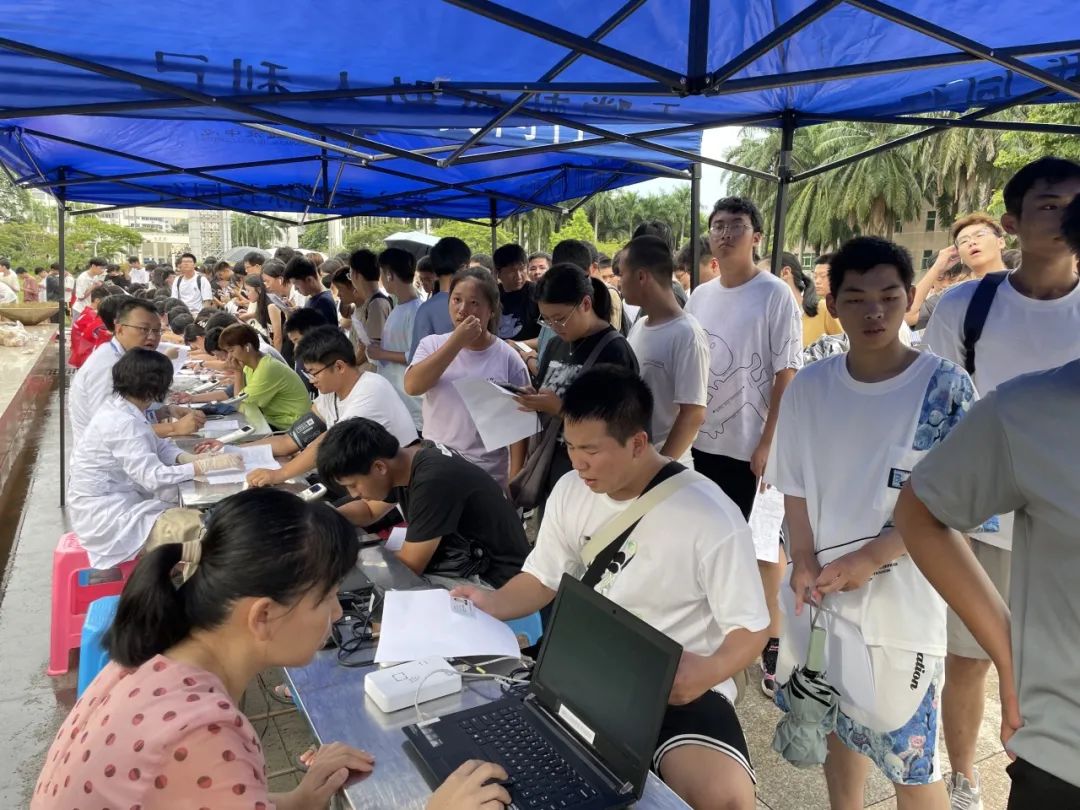 热血青年 聚爱相拥——海南医学院组织开展无偿献血活动