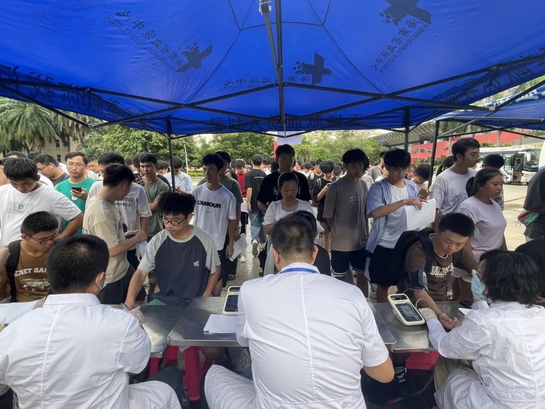 热血青年 聚爱相拥——海南医学院组织开展无偿献血活动
