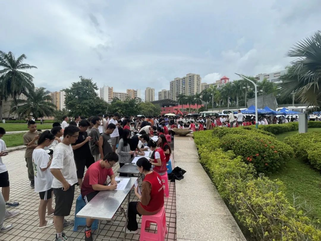 热血青年 聚爱相拥——海南医学院组织开展无偿献血活动