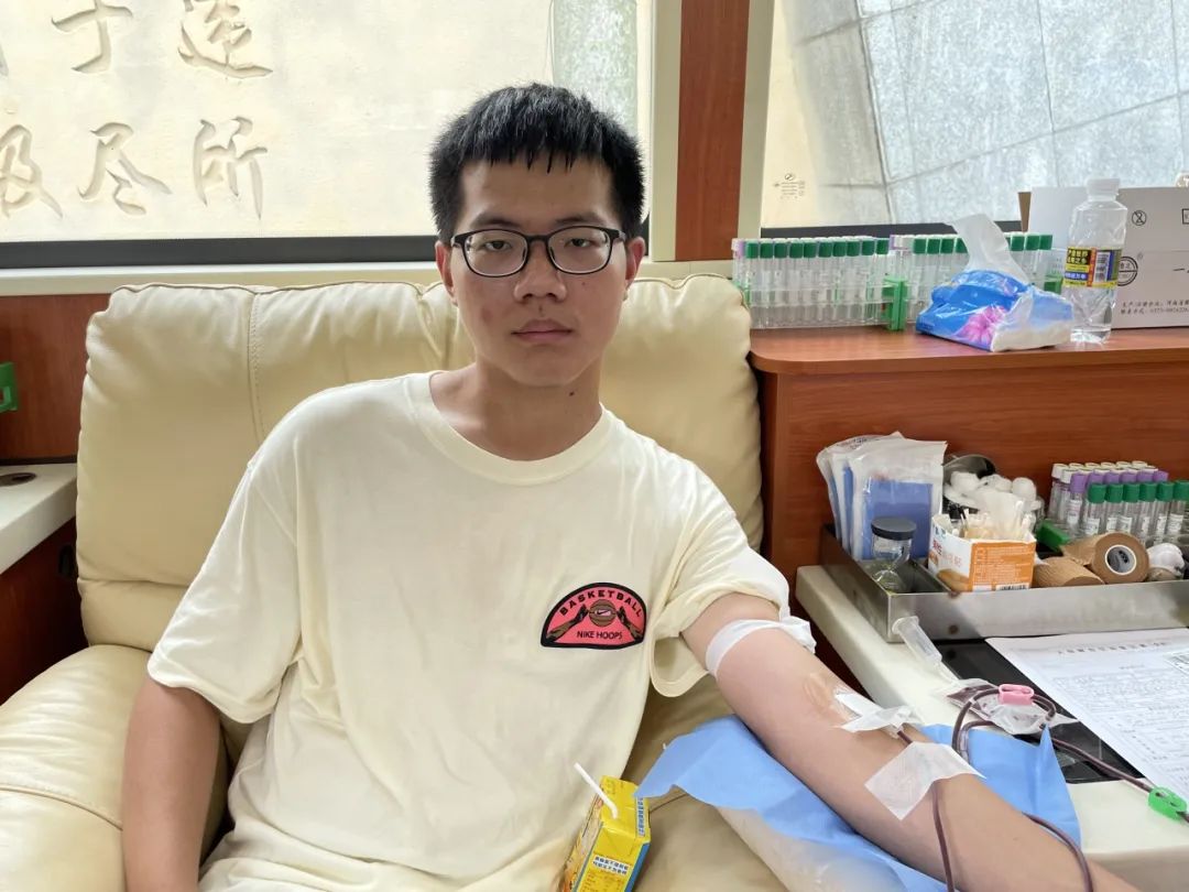 热血青年 聚爱相拥——海南医学院组织开展无偿献血活动