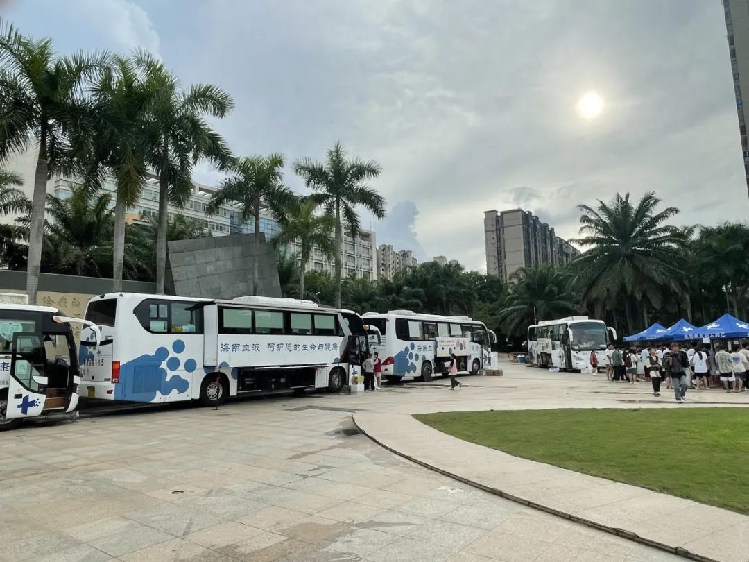 热血青年 聚爱相拥——海南医学院组织开展无偿献血活动