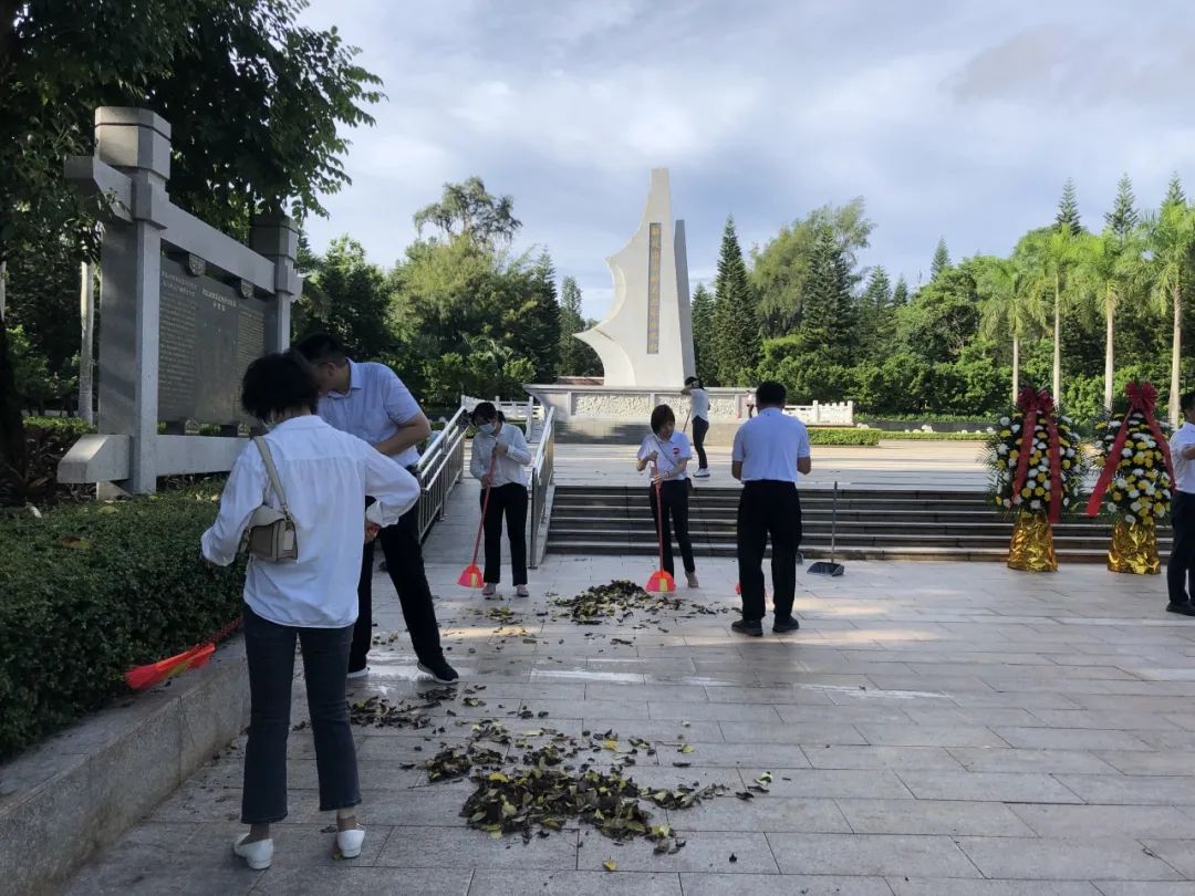 铭记历史 致敬英烈——省血液中心党委开展祭扫解放海南岛烈士陵园主题党日活动