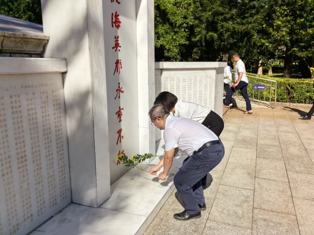 铭记历史 致敬英烈——省血液中心党委开展祭扫解放海南岛烈士陵园主题党日活动