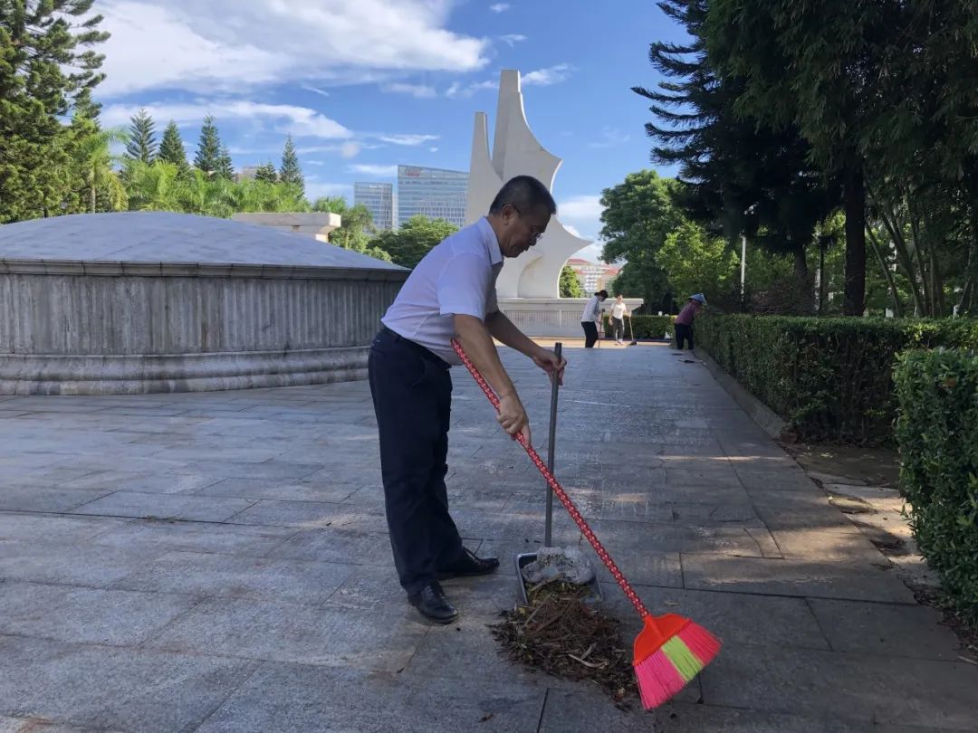 铭记历史 致敬英烈——省血液中心党委开展祭扫解放海南岛烈士陵园主题党日活动