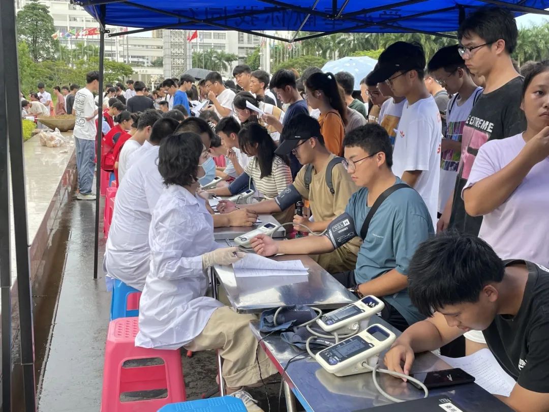 热血青年 聚爱相拥——海南医学院组织开展无偿献血活动