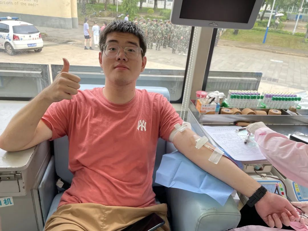 热血青年 聚爱相拥——海南医学院组织开展无偿献血活动