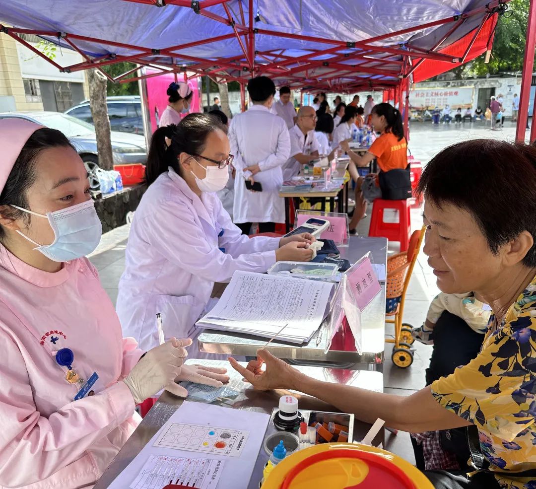 海口市卫生健康委员会、秀英区卫生健康委员会、海南省血液中心联合举办2023 年“服务百姓健康行动”暨“2+3”义诊活动