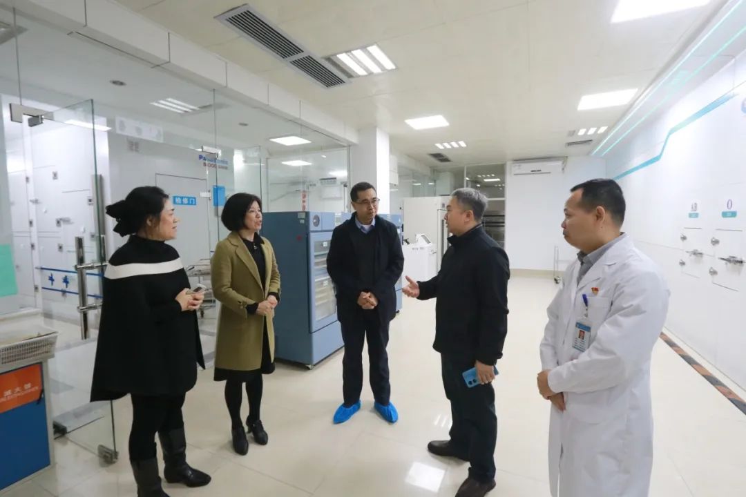 省卫生健康委副主任曾昭长一行除夕走访慰问省血液中心一线职工及无偿献血者