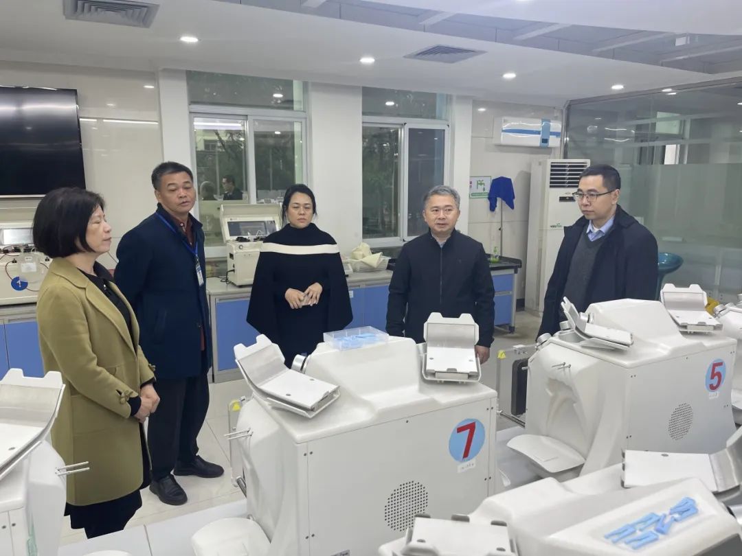 省卫生健康委副主任曾昭长一行除夕走访慰问省血液中心一线职工及无偿献血者