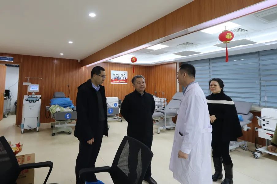 省卫生健康委副主任曾昭长一行除夕走访慰问省血液中心一线职工及无偿献血者