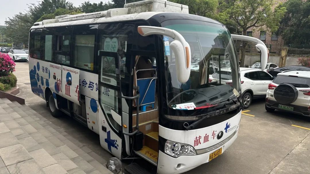 无偿献血爱无限 学习雷锋谱新篇——海南省水务厅开展无偿献血活动