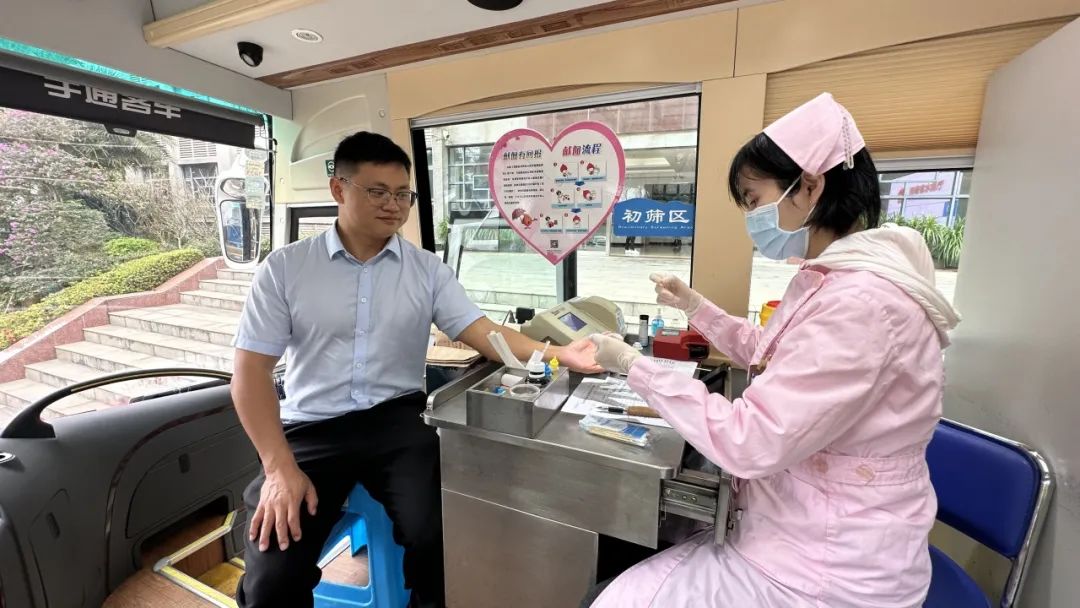 无偿献血爱无限 学习雷锋谱新篇——海南省水务厅开展无偿献血活动