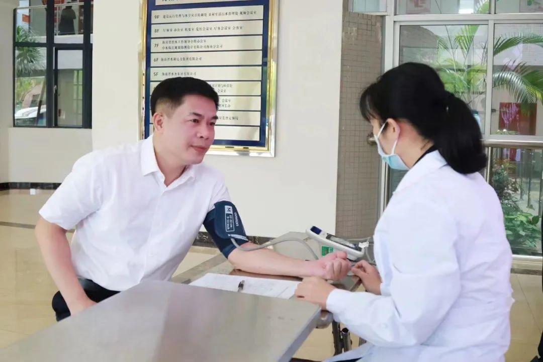 无偿献血爱无限 学习雷锋谱新篇——海南省水务厅开展无偿献血活动
