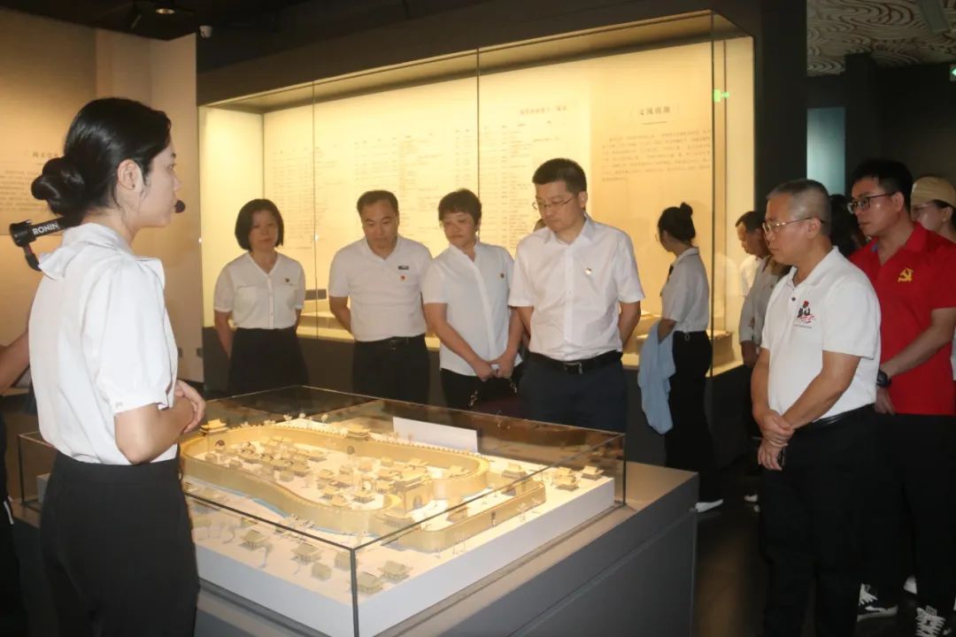 观海瑞文化，扬廉洁之风，同庆七一——海南省血液中心党委联合省卫生健康委医疗应急处党支部开展“七一”主题党日暨参观廉洁教育基地活动
