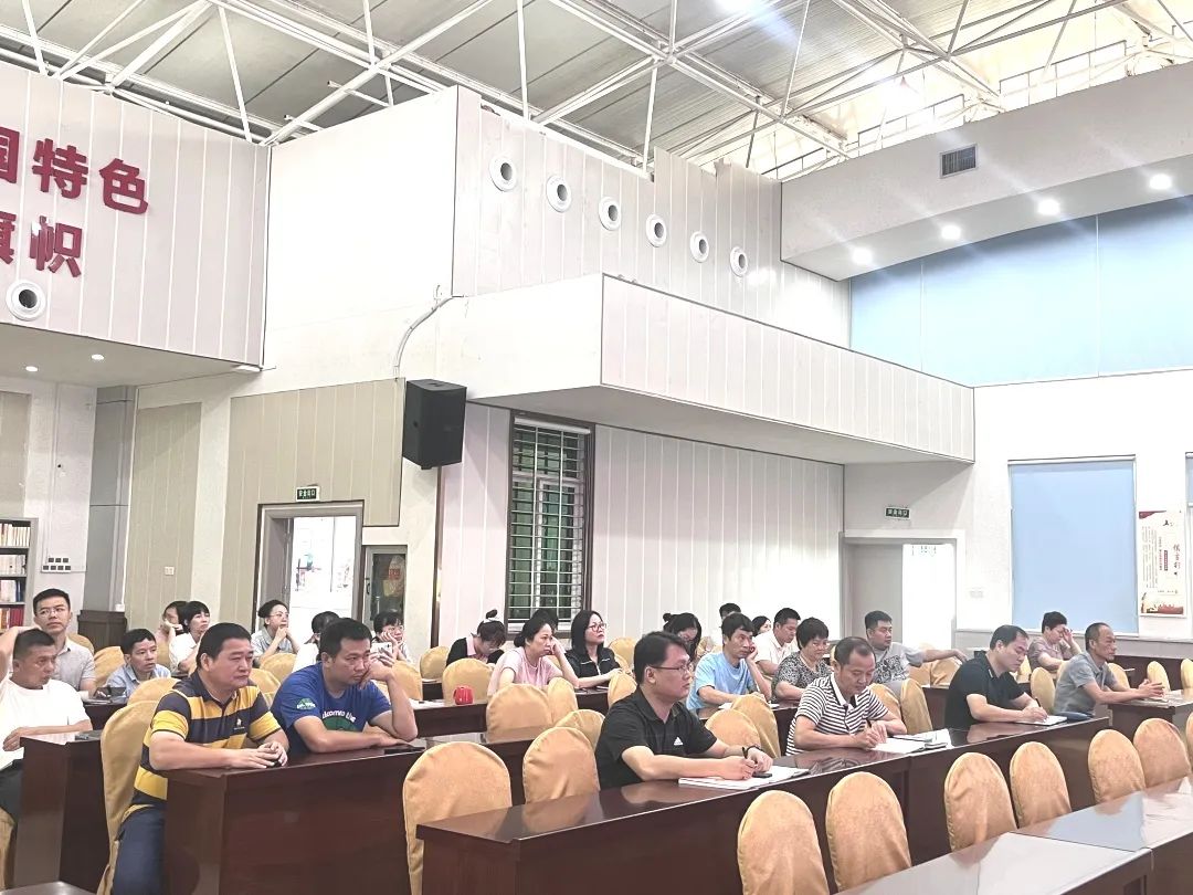 海南省血液中心组织干部职工集中观看警示教育片