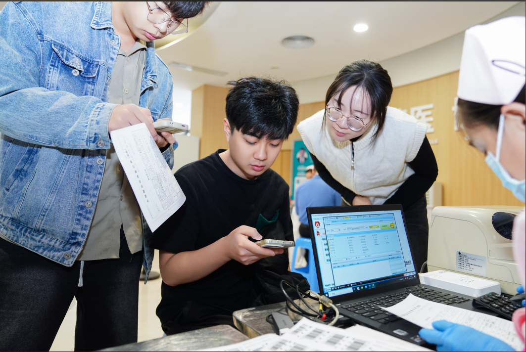 挽起“医”袖 为爱献血——海南省肿瘤医院开展无偿献血爱心活动