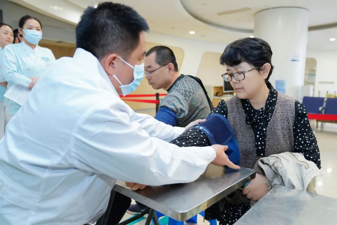 挽起“医”袖 为爱献血——海南省肿瘤医院开展无偿献血爱心活动