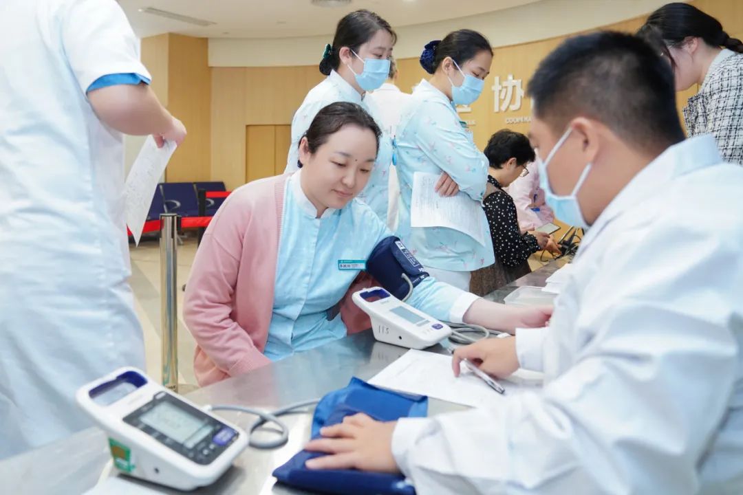 挽起“医”袖 为爱献血——海南省肿瘤医院开展无偿献血爱心活动