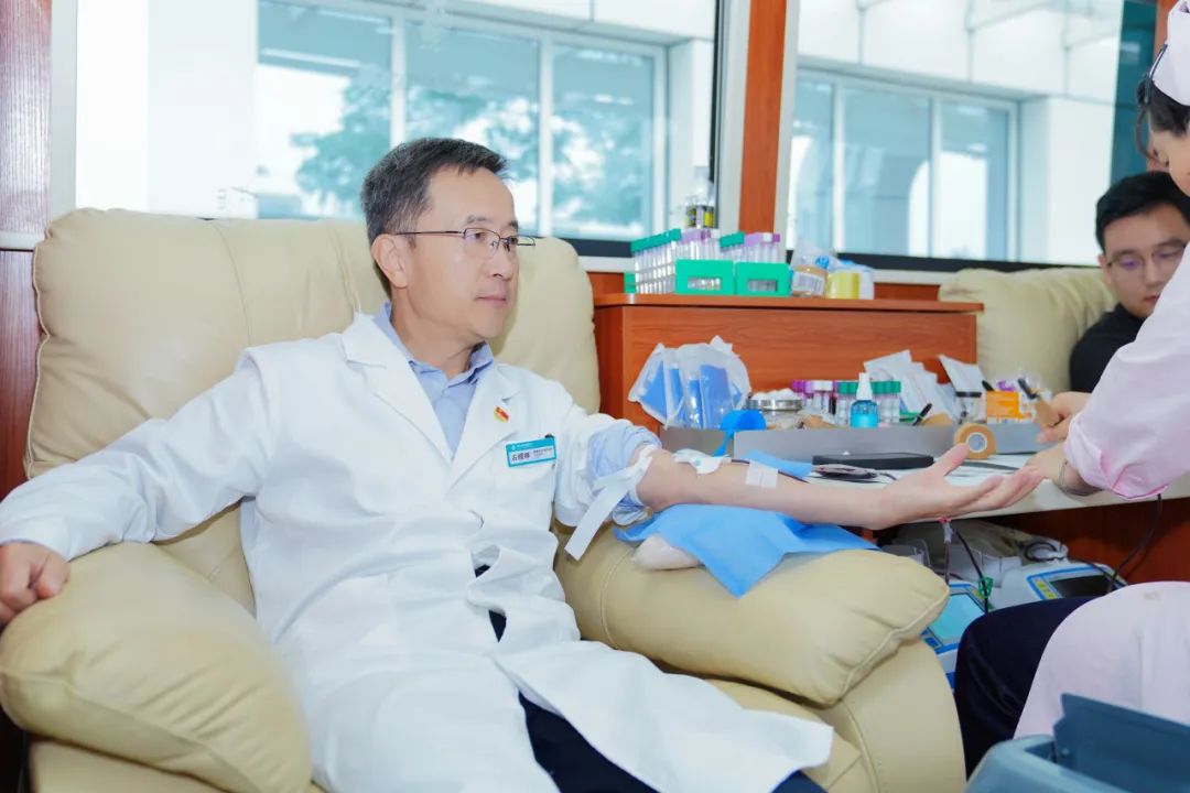 挽起“医”袖 为爱献血——海南省肿瘤医院开展无偿献血爱心活动