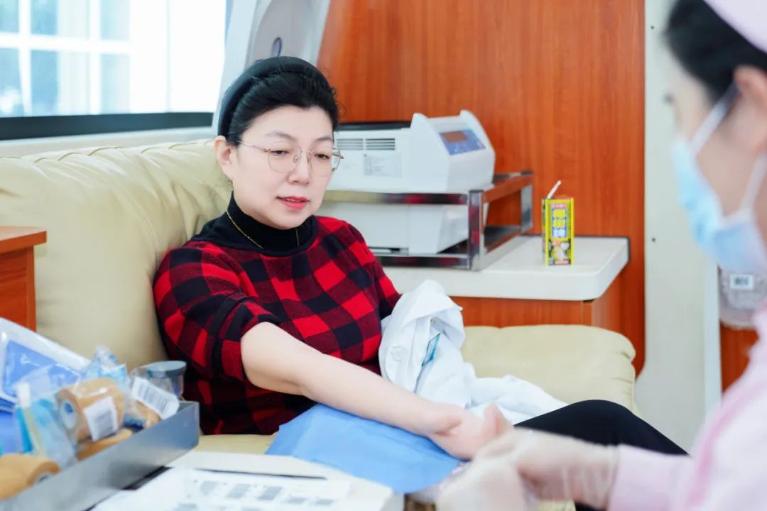 挽起“医”袖 为爱献血——海南省肿瘤医院开展无偿献血爱心活动