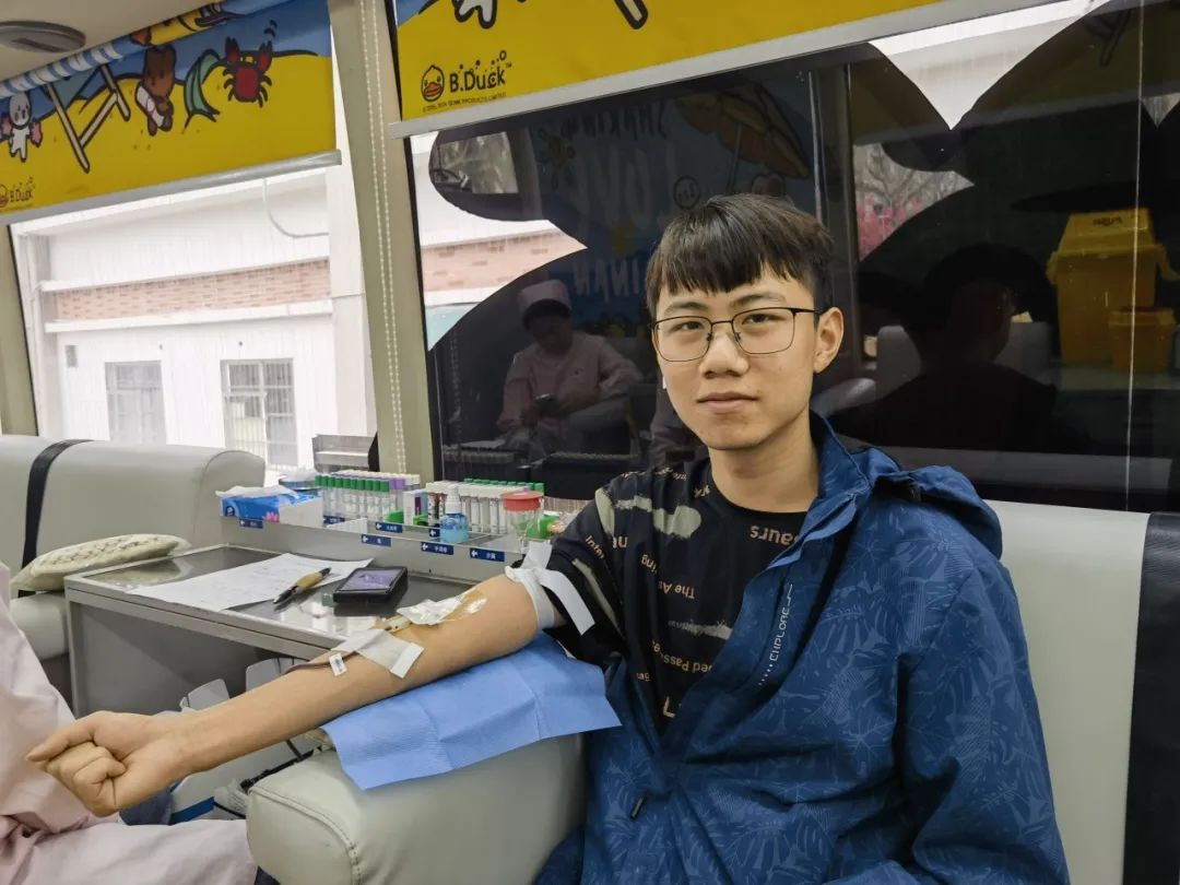 学习雷锋精神 奉献热血真情