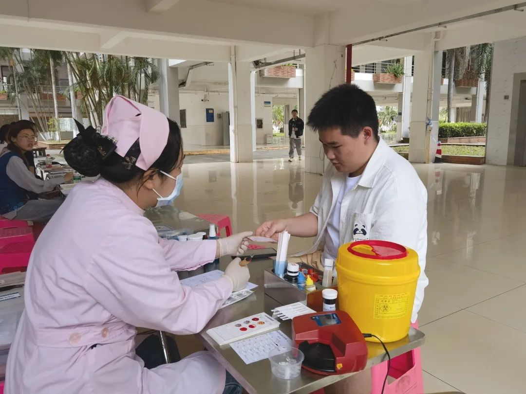 学习雷锋精神 奉献热血真情