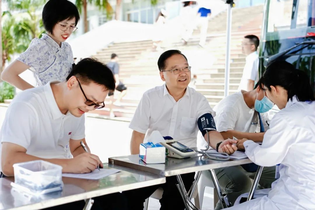 “医”臂之力 为爱续航——海南医科大学教职工热血助力世界献血者日