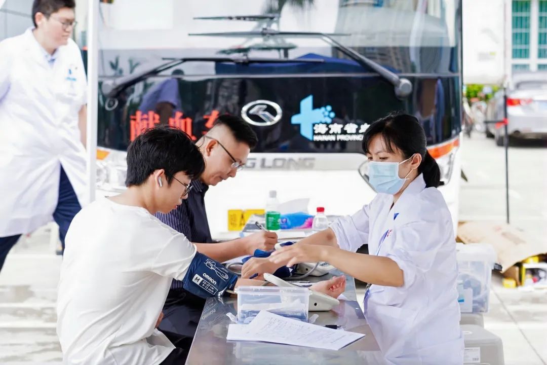 “医”臂之力 为爱续航——海南医科大学教职工热血助力世界献血者日