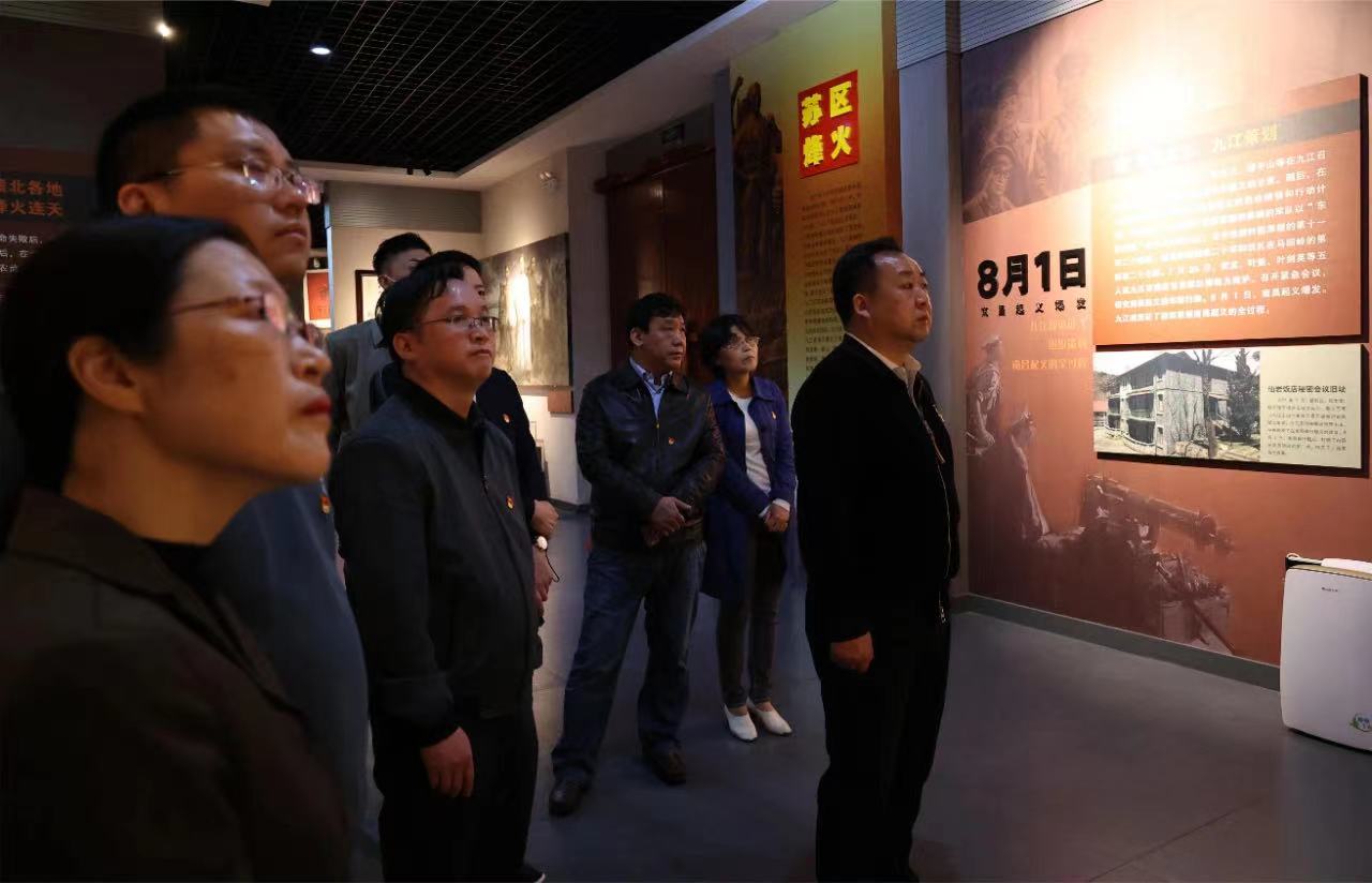 九江市中心血站党总支班子成员 九江市烈士陵园开展祭奠烈士活动