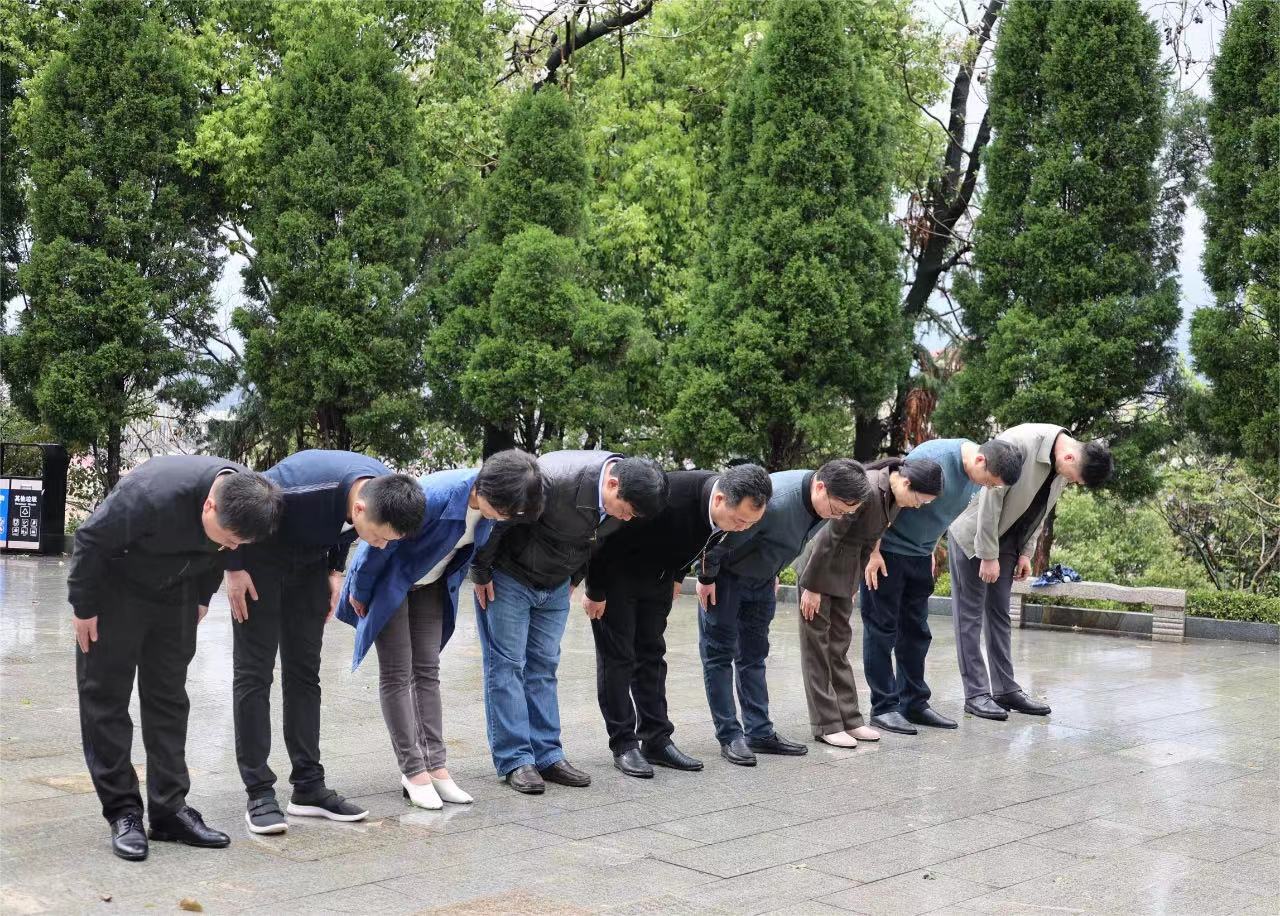 九江市中心血站党总支班子成员 九江市烈士陵园开展祭奠烈士活动