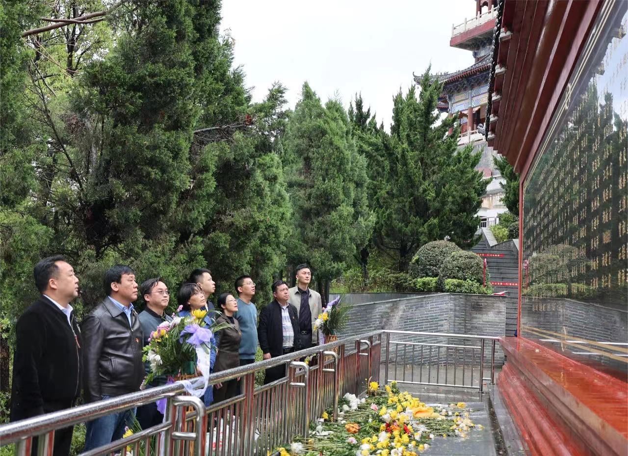 九江市中心血站党总支班子成员 九江市烈士陵园开展祭奠烈士活动