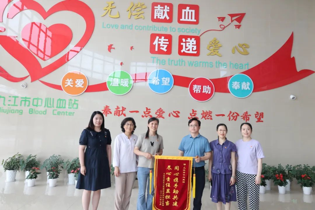 志愿服务暖人心 社区致谢送锦旗