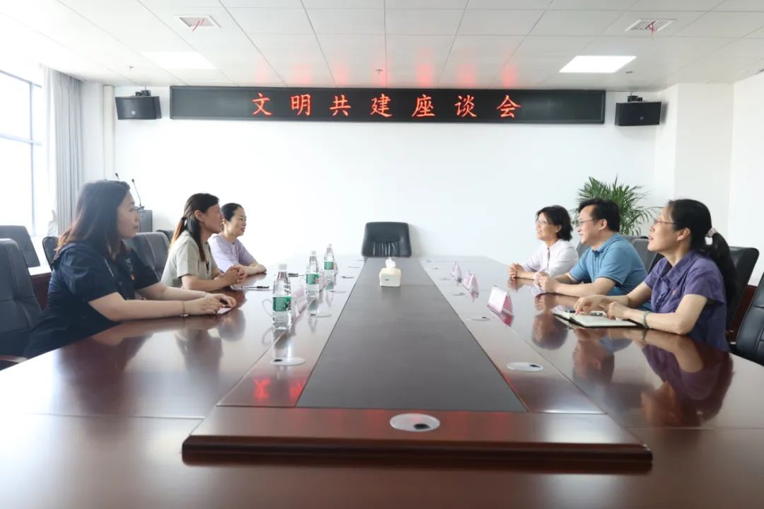 志愿服务暖人心 社区致谢送锦旗