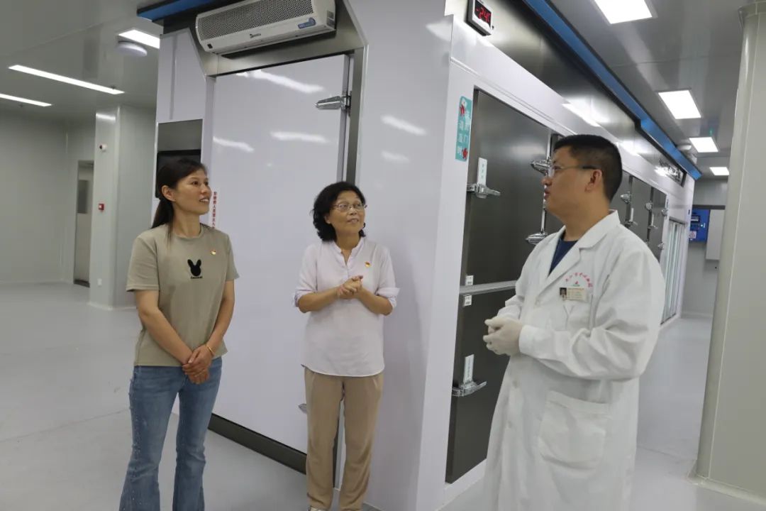 志愿服务暖人心 社区致谢送锦旗