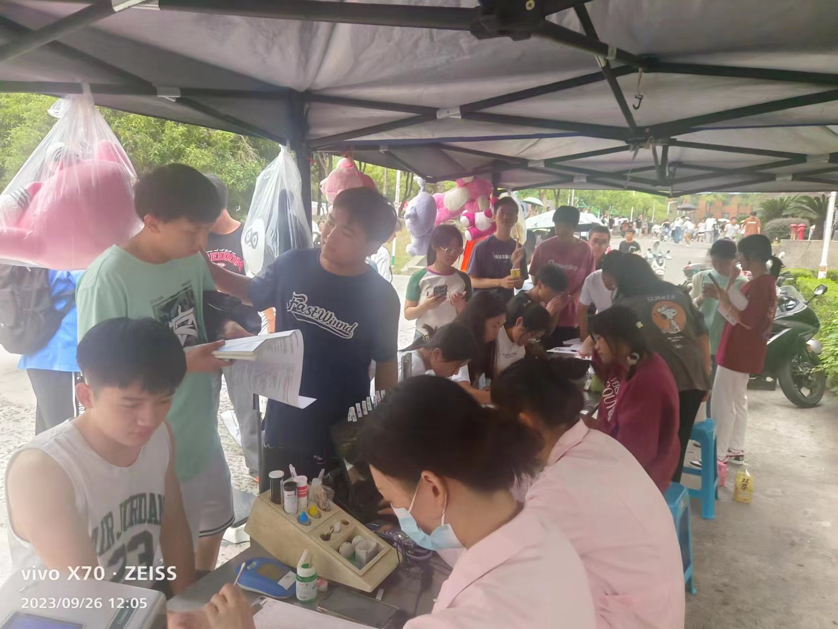 挽起袖子让爱流动 温暖整个校园—南昌大学共青学院 开展无偿献血活动