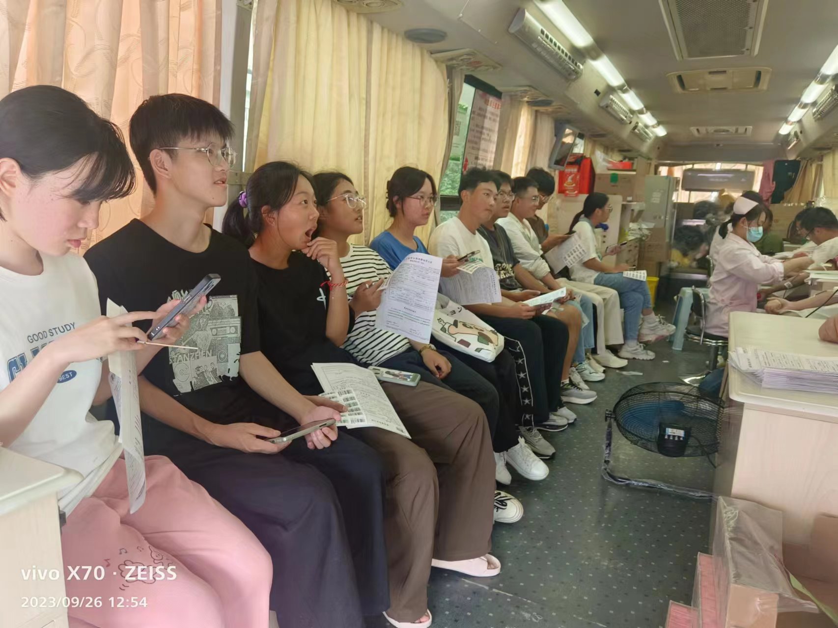 挽起袖子让爱流动 温暖整个校园—南昌大学共青学院 开展无偿献血活动
