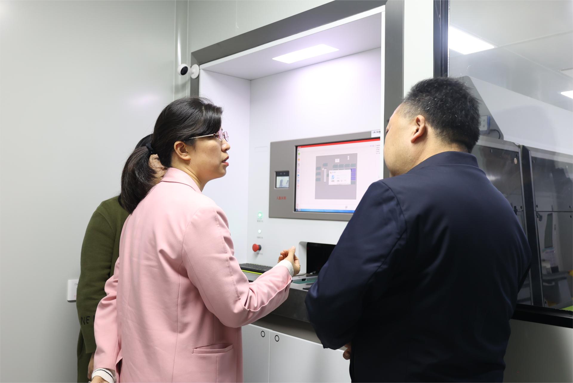 市卫健委副主任郑瑶到市中心血站调研