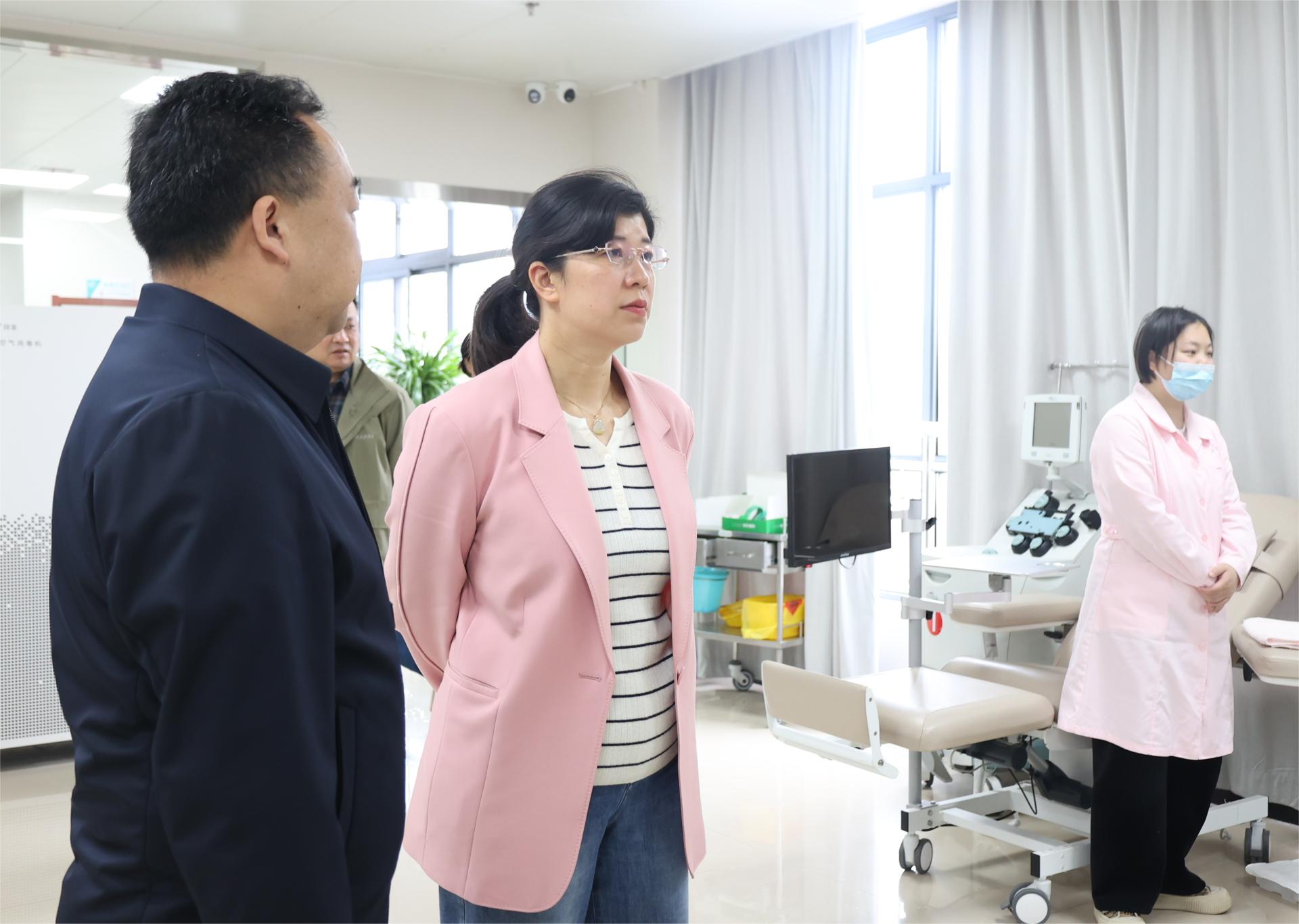 市卫健委副主任郑瑶到市中心血站调研